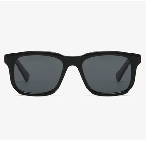 Detailansicht der quadratischen schwarzen Azetat-Sonnenbrille mit dunklen Gläsern