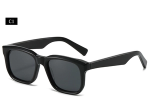 Detail der quadratischen schwarzen Acetat-Sonnenbrille mit Hochglanz-Finish und TAC-Gläsern