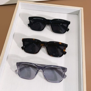 Klassische quadratische Acetat-Sonnenbrille in Schwarz, Schildpatt und Grau