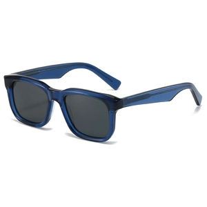 Klassische quadratische Sonnenbrille in transparentem Blau mit grauen UV-Gläsern