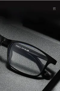 Macro shot of TR90 reading glasses featuring high transparency resin lenses with 90% light rate