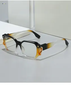 Detailansicht der quadratischen Brille mit schwarz-bersteinfarbenem Verlauf und Goldnieten