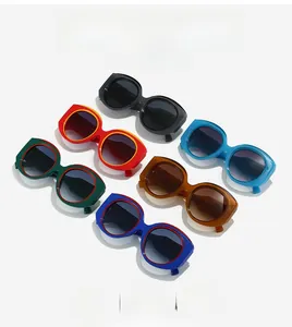 Collection détaillée de six lunettes de soleil ovales rétro aux couleurs contrastées