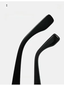 Details von geschwungenen schwarzen Brillenbügeln für bequemen Sitz und minimalistischen Stil