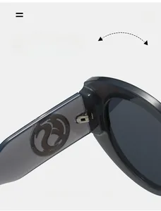 Détail de charnière métallique robuste sur lunettes de soleil ovales avec logo chic
