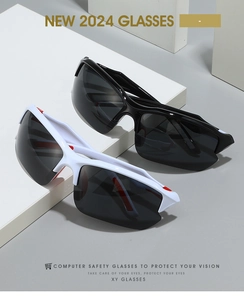 Détail de lunettes de sport polarisées à demi-monture avec plaquettes rouges