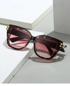 Detail der Sonnenbrille mit Schildpatt-Rahmen, Goldakzenten und lila Verlaufsgläsern
