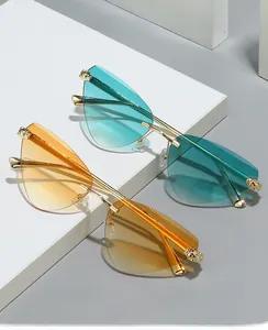 Détails de lunettes de soleil œil-de-chat sans monture avec ornements tête de léopard