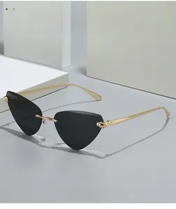 Détail de lunettes de soleil œil-de-chat sans monture avec relief panthère dorée