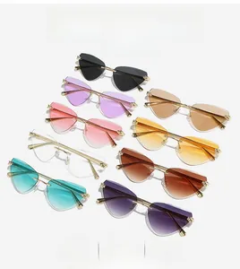 Gros plan de lunettes de soleil œil de chat sans monture en neuf couleurs variées