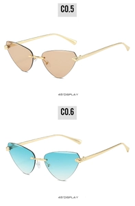 Détail de lunettes de soleil œil de chat sans monture avec charnières tête de léopard dorées