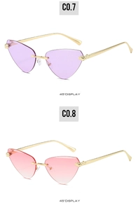 Détail de lunettes de soleil œil de chat sans monture avec décor léopard doré