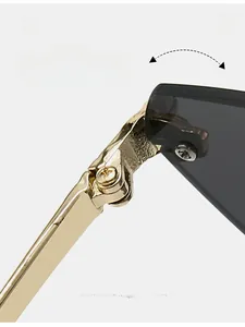 Détail de la charnière en métal doré de lunettes de soleil œil de chat sans monture tendance