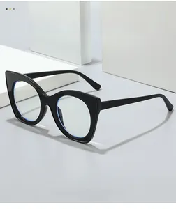 Vue détaillée de la monture oeil-de-chat noire avec verres anti-lumière bleue discrets