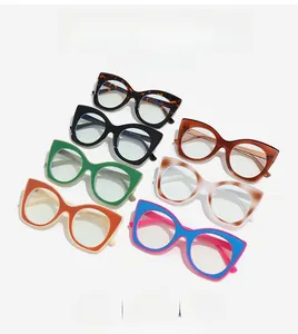 Collection de montures de lunettes œil-de-chat en plusieurs couleurs sur fond blanc