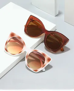 Détail de lunettes œil-de-chat avec montures écaille et rose-blanc pour protection