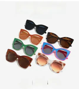 Vue détaillée de dessus montrant sept lunettes de soleil œil-de-chat aux motifs variés
