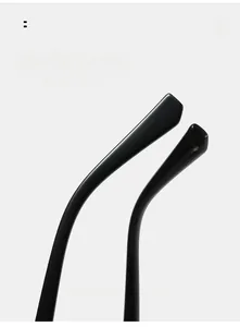 Détail des branches de lunettes œil de chat noires avec une finition lisse brillante