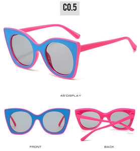 Détails de lunettes de soleil œil de chat avec monture bicolore rose-bleu et verres gris