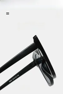 Détail macro des charnières de lunettes de soleil œil-de-chat noires et de la taille