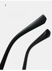Gros plan des branches incurvées de lunettes pour un port ergonomique et confortable