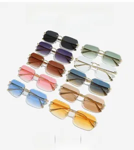 Vue détaillée de lunettes de soleil rectangulaires sans monture en plusieurs coloris tendance