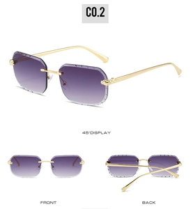 Détail de lunettes de soleil sans monture dégradé violet avec charnière léopard dorée