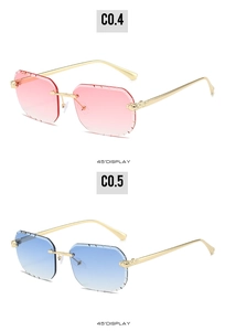 Détail de lunettes de soleil carrées sans monture avec verres dégradés et décor léopard