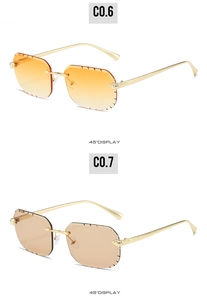 Détail de lunettes de soleil carrées sans monture avec relief léopard et verres ondulés