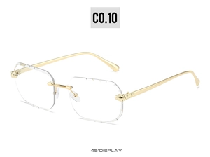Détail du décor panthère dorée sur lunettes de soleil carrées sans monture teintées