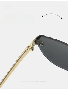 Détail macro de la charnière en métal doré durable sur lunettes de soleil carrées