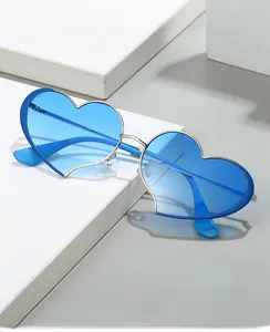 Détail de lunettes de soleil en forme de cœur avec verres bleus et monture argent