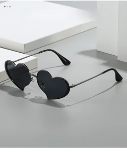 Vue détaillée des lunettes de soleil en forme de cœur avec verres foncés et monture métal