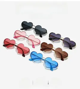 Présentation de lunettes de soleil sans monture en forme de cœur en six couleurs dégradées