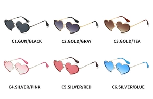 Six paires de lunettes de soleil en métal en forme de cœur avec divers verres colorés