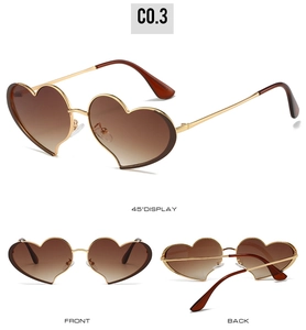 Vue sous trois angles de lunettes de soleil coeur en métal doré avec verres dégradés bruns