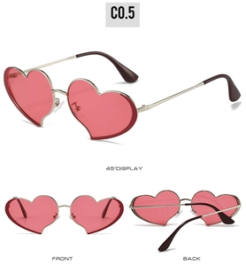Vue sous trois angles de lunettes de soleil cœur avec verres rouges et monture en métal doré