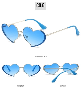 Vue en trois perspectives de lunettes de soleil en cœur avec verres dégradés bleus et monture or
