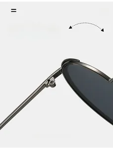 Vue détaillée de la charnière métallique robuste sur des lunettes de soleil en cœur