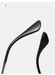 Détail des branches de lunettes noires brillantes avec un design ergonomique incurvé