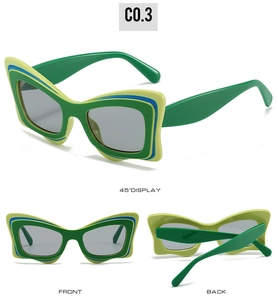 Trois vues de lunettes papillon avec monture multicouche colorée et verres gris
