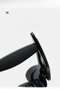Détail de monture de lunettes papillon noires montrant la texture légère et les charnières