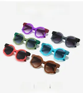 Collezione di occhiali da sole a petalo ondulato in sei vivaci combinazioni di colori