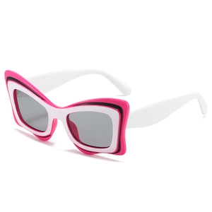 Lunettes de soleil papillon surdimensionnées rose et blanc avec monture au style 2D
