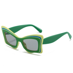 Lunettes de soleil œil de chat avec monture multicouche vert, jaune et bleu et verres gris
