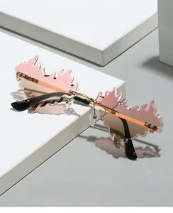 Détail macro de lunettes de soleil sans monture en forme de flamme avec verres dégradés