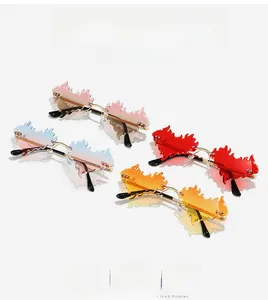 Quatre paires de lunettes de soleil sans monture en forme de flamme avec branches dorées