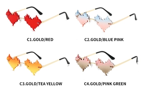 Détail de quatre lunettes de soleil flamme en cœur avec monture dorée et verres dégradés