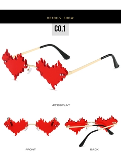 Vue multi-angle de lunettes de soleil cœur flamme rouge avec monture dorée fine