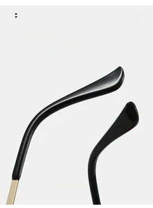Détail de branches de lunettes noires ergonomiques avec charnières en métal doré brillant